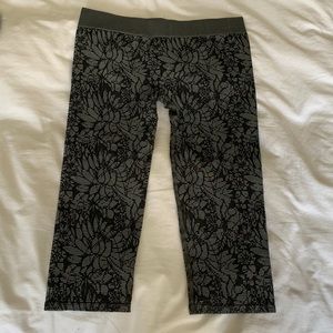 Fabletics Activewear Capri Size L